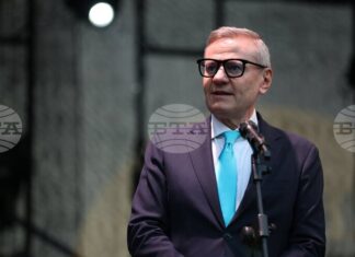 Има ангажимент от правителството и ще намерим устойчиво решение за музикалните състави в БНР, каза министърът на културата Евтим Милошев Има ангажимент от правителството и ще намерим устойчиво решение за музикалните състави в БНР, каза министърът на културата Евтим Милошев