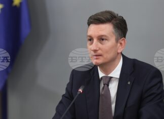 Изнесената информация относно поръчките за мантинели и полетите на Пеевски е само първото от множество разследвания, каза министър Иван Василев