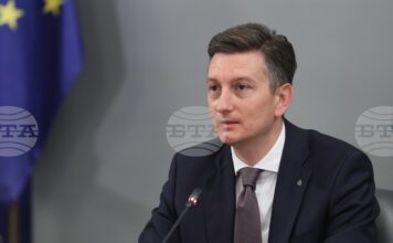 Изнесената информация относно поръчките за мантинели и полетите на Пеевски е само първото от множество разследвания, каза министър Иван Василев Изнесената информация относно поръчките за мантинели и полетите на Пеевски е само първото от множество разследвания, каза министър Иван Василев