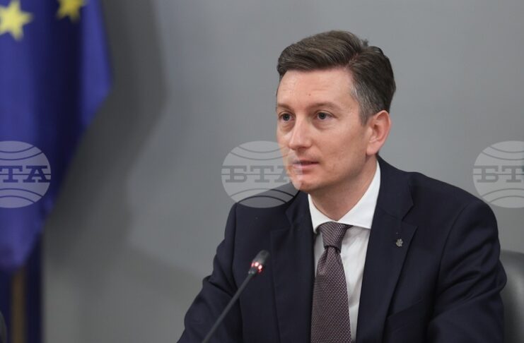 Изнесената информация относно поръчките за мантинели и полетите на Пеевски е само първото от множество разследвания, каза министър Иван Василев