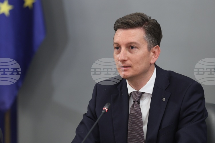 Изнесената информация относно поръчките за мантинели и полетите на Пеевски е само първото от множество разследвания, каза министър Иван Василев