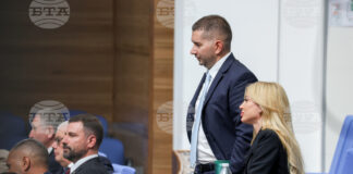 На снимката: депутатът от "Прогресивна България" Слави Василев и заместник-министърът на икономиката, инвестициите и индустрията Михаела Карадимова