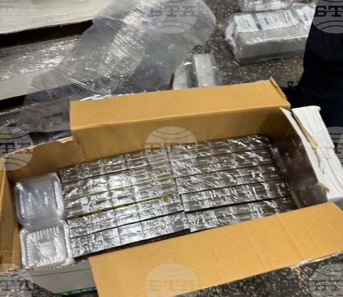 Митнически служители на „Капитан Андреево“ задържаха 400 000 къса цигари, укрити в кашони с пластмасови кутии