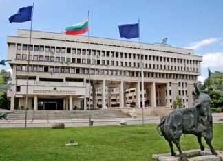 МВнР следи ситуацията с изригването на вулкана Анак Кракатау в Индонезия, българка е сред засегнатите от нарушенията на полетите