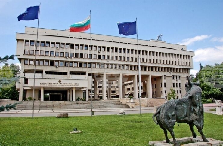 МВнР следи ситуацията с изригването на вулкана Анак Кракатау в Индонезия, българка е сред засегнатите от нарушенията на полетите