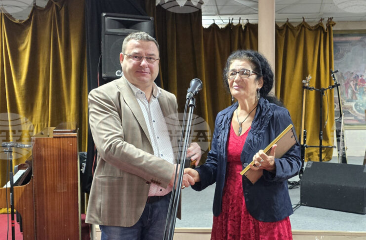 Носител на наградата за литература „Златно дунавско перо“ в Свищов стана Веселина Кожухарова