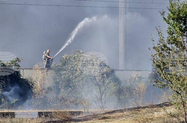 ОБНОВЕНА Пожар гори на гарата в село Горно Сахране, преустановено е движението на влаковете в участъка Тъжа – Сахране