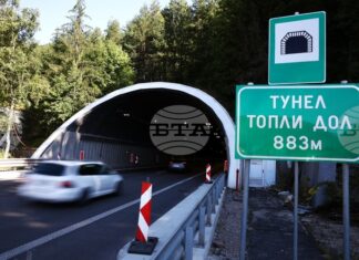 Ограничено е движението в тунел „Топли дол“ на АМ „Хемус“ в посока София заради аварирал камион