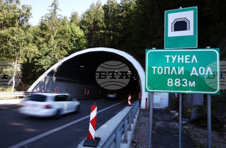 Ограничено е движението в тунел „Топли дол“ на АМ „Хемус“ в посока София заради аварирал камион