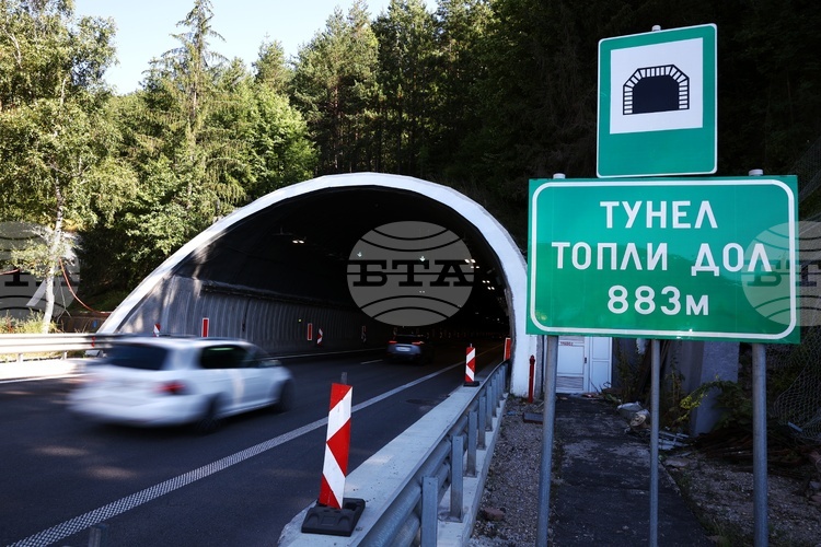 Ограничено е движението в тунел „Топли дол“ на АМ „Хемус“ в посока София заради аварирал камион