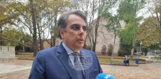 Отмяната на формулата за минималната работна заплата създава риск от по-ниски доходи, каза Асен Василев в Добрич