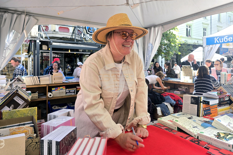 Писателката Рене Карабаш се срещна с читатели на изложението „Алея на книгата" в София