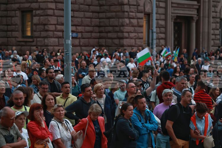 Приключи протестът срещу правителството, възстановено е движението на площад "Независимост" в центъра на София
