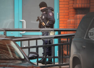 Руски военнослужещ е приет в болница след нападение, съобщиха властите