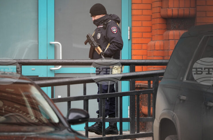 Руски военнослужещ е приет в болница след нападение, съобщиха властите