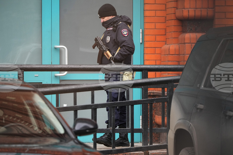 Руски военнослужещ е приет в болница след нападение, съобщиха властите