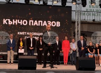С официална церемония и с музикална програма Гурково отбеляза своя празник и 52 години от обявяването си за град