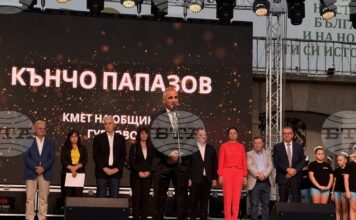 С официална церемония и с музикална програма Гурково отбеляза своя празник и 52 години от обявяването си за град