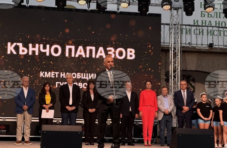С официална церемония и с музикална програма Гурково отбеляза своя празник и 52 години от обявяването си за град