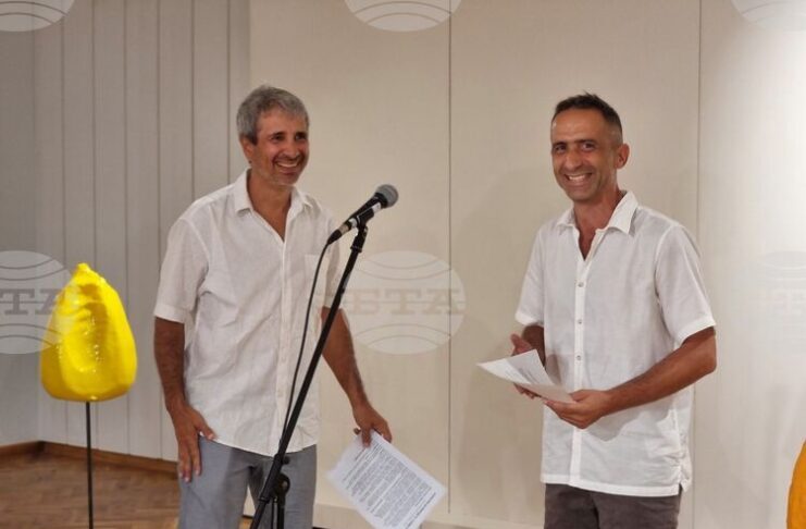 Скулпторът Николай Маринов представи чрез изложба в Ямбол как малки природни обекти могат да бъдат видени като произведения на изкуството