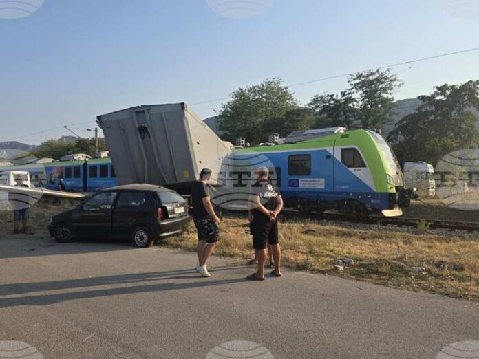 Влак е ударил тир на жп прелез преди гара Враца, Влак е ударил тир на жп прелез преди гара Враца, движението на влаковете е спряно