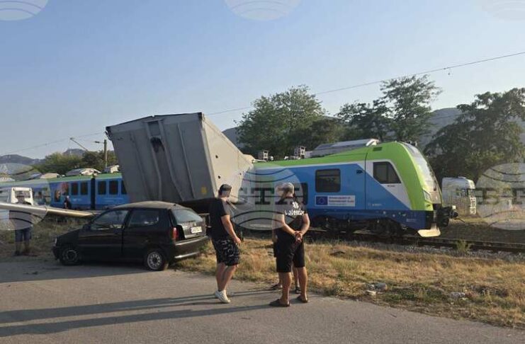Влак е ударил тир на жп прелез преди гара Враца, движението на влаковете е спряно