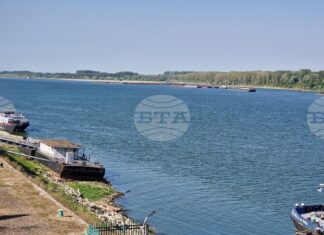 Заседналата преди няколко дни край Батин по река Дунав баржа се е освободила от пясъците Заседналата преди няколко дни край Батин по река Дунав баржа се е освободила от пясъците