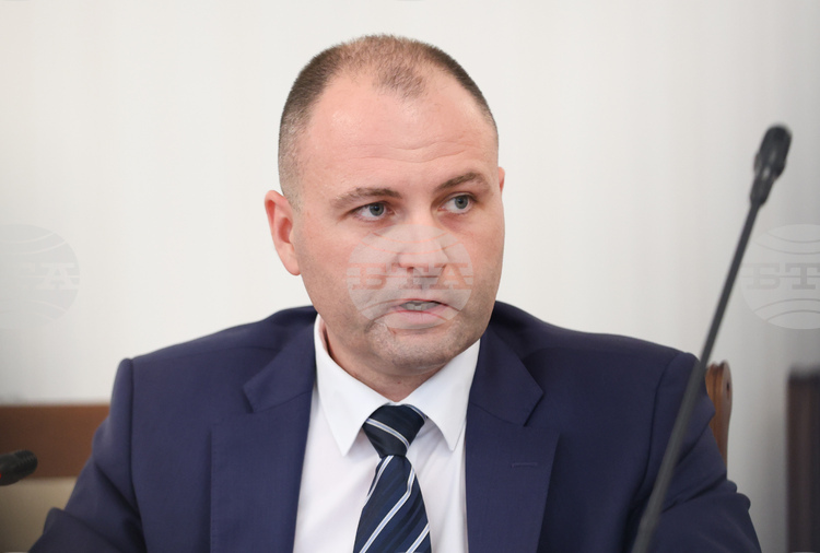„Лукойл“ работи с минимална надценка, но следи да има положителен финансов резултат, каза особеният търговски управител Евгени Симеонов