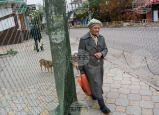 Да останеш и да гладуваш или да тръгнеш към Русия: Невъзможният избор на украинците в Олешки Възрастна жена върви под мрежи срещу дронове, опънати над улица по време на местно прекратяване на огъня, свързано с евакуационни дейности в Олешки, Херсонска област, Украйна на 27 октомври 2026 г.