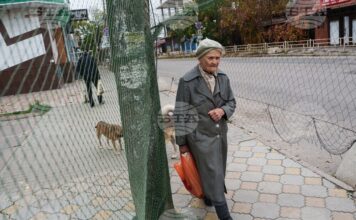 Да останеш и да гладуваш или да тръгнеш към Русия: Невъзможният избор на украинците в Олешки Възрастна жена върви под мрежи срещу дронове, опънати над улица по време на местно прекратяване на огъня, свързано с евакуационни дейности в Олешки, Херсонска област, Украйна на 27 октомври 2026 г.