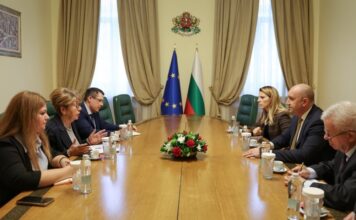 Радев най-после привика Митрофанова след атаките в Черно море, опозицията поиска твърд отговор на Русия След новата атака с дронове - Радев се срещна с Митрофанова