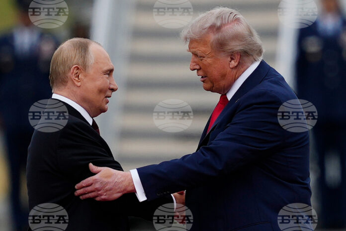 Владимир Путин и Доналд Тръмп по време на миналогодишната си среща в Аляска, 15 август 2025 г.