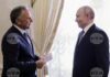 Руският президент Владимир Путин (вдясно) разговаря днес със специалния пратеник на американски президент Доналд Тръмп - Стив Уиткоф