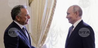 Руският президент Владимир Путин (вдясно) разговаря днес със специалния пратеник на американски президент Доналд Тръмп - Стив Уиткоф