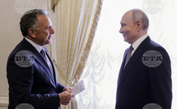 Руският президент Владимир Путин (вдясно) разговаря днес със специалния пратеник на американски президент Доналд Тръмп - Стив Уиткоф