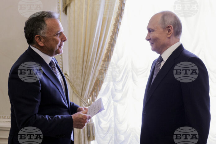 Руският президент Владимир Путин (вдясно) разговаря днес със специалния пратеник на американски президент Доналд Тръмп - Стив Уиткоф