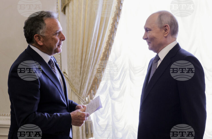 Руският президент Владимир Путин (вдясно) разговаря днес със специалния пратеник на американски президент Доналд Тръмп - Стив Уиткоф