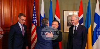Украинският президент Володимир Зеленски се прегръща с американския специален представител Стив Уиткоф по време на вчерашната им среща в Осло, 20 октомври 2026 г.