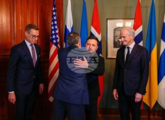 Украинският президент Володимир Зеленски се прегръща с американския специален представител Стив Уиткоф по време на вчерашната им среща в Осло, 20 октомври 2026 г.