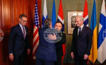 Украинският президент Володимир Зеленски се прегръща с американския специален представител Стив Уиткоф по време на вчерашната им среща в Осло, 20 октомври 2026 г.