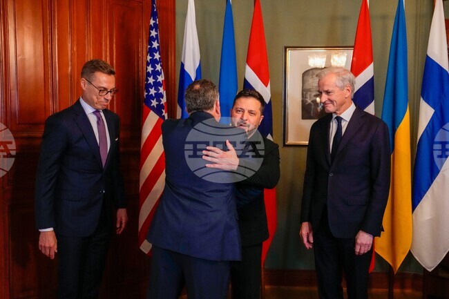 Украинският президент Володимир Зеленски се прегръща с американския специален представител Стив Уиткоф по време на вчерашната им среща в Осло, 20 октомври 2026 г.