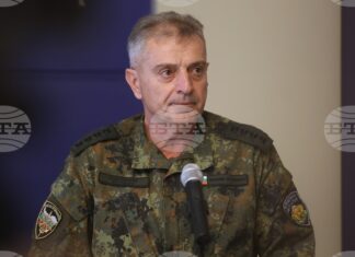 Атаката е била комбинирана и екипажът на потъналия кораб е имал само три минути за реакция, каза началникът на отбраната адмирал Емил Ефтимов Атаката е била комбинирана и екипажът на потъналия кораб е имал само три минути за реакция, каза началникът на отбраната адмирал Емил Ефтимов