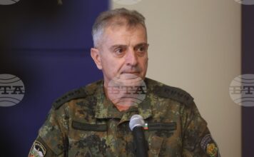 Атаката е била комбинирана и екипажът на потъналия кораб е имал само три минути за реакция, каза началникът на отбраната адмирал Емил Ефтимов Атаката е била комбинирана и екипажът на потъналия кораб е имал само три минути за реакция, каза началникът на отбраната адмирал Емил Ефтимов
