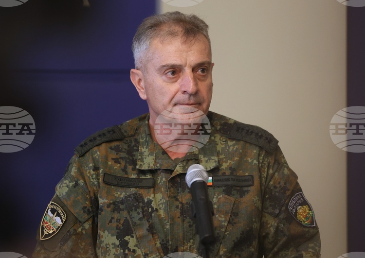Атаката е била комбинирана и екипажът на потъналия кораб е имал само три минути за реакция, каза началникът на отбраната адмирал Емил Ефтимов