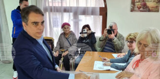 Гласувах за това, България да бъде силна и гласът ѝ да се чува в Европа, каза лидерът на "Продължаваме промяната" Асен Василев в Хасково