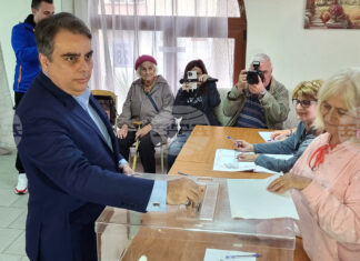 Гласувах за това, България да бъде силна и гласът ѝ да се чува в Европа, каза лидерът на "Продължаваме промяната" Асен Василев в Хасково Гласувах за това, България да бъде силна и гласът ѝ да се чува в Европа, каза лидерът на "Продължаваме промяната" Асен Василев в Хасково