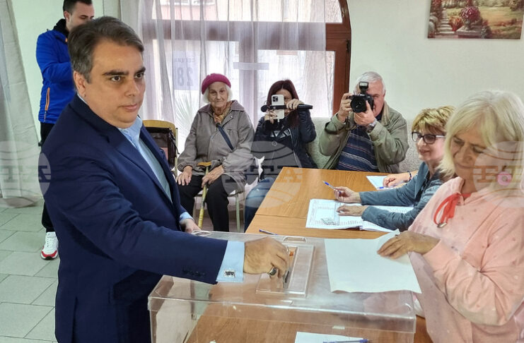 Гласувах за това, България да бъде силна и гласът ѝ да се чува в Европа, каза лидерът на "Продължаваме промяната" Асен Василев в Хасково