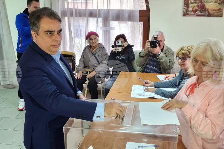Гласувах за това, България да бъде силна и гласът ѝ да се чува в Европа, каза лидерът на "Продължаваме промяната" Асен Василев в Хасково