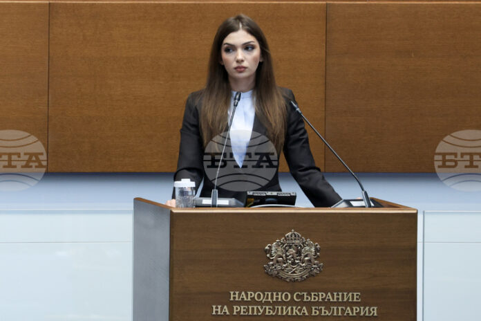 Йотова представя отказа от изпращане на български войници в Украйна като разделителна линия между себе си и своите опоненти, казаха от ДБ