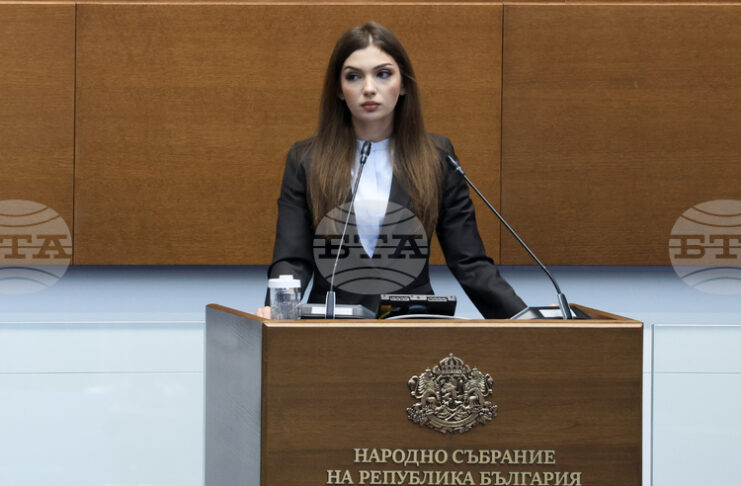 Йотова представя отказа от изпращане на български войници в Украйна като разделителна линия между себе си и своите опоненти, казаха от ДБ